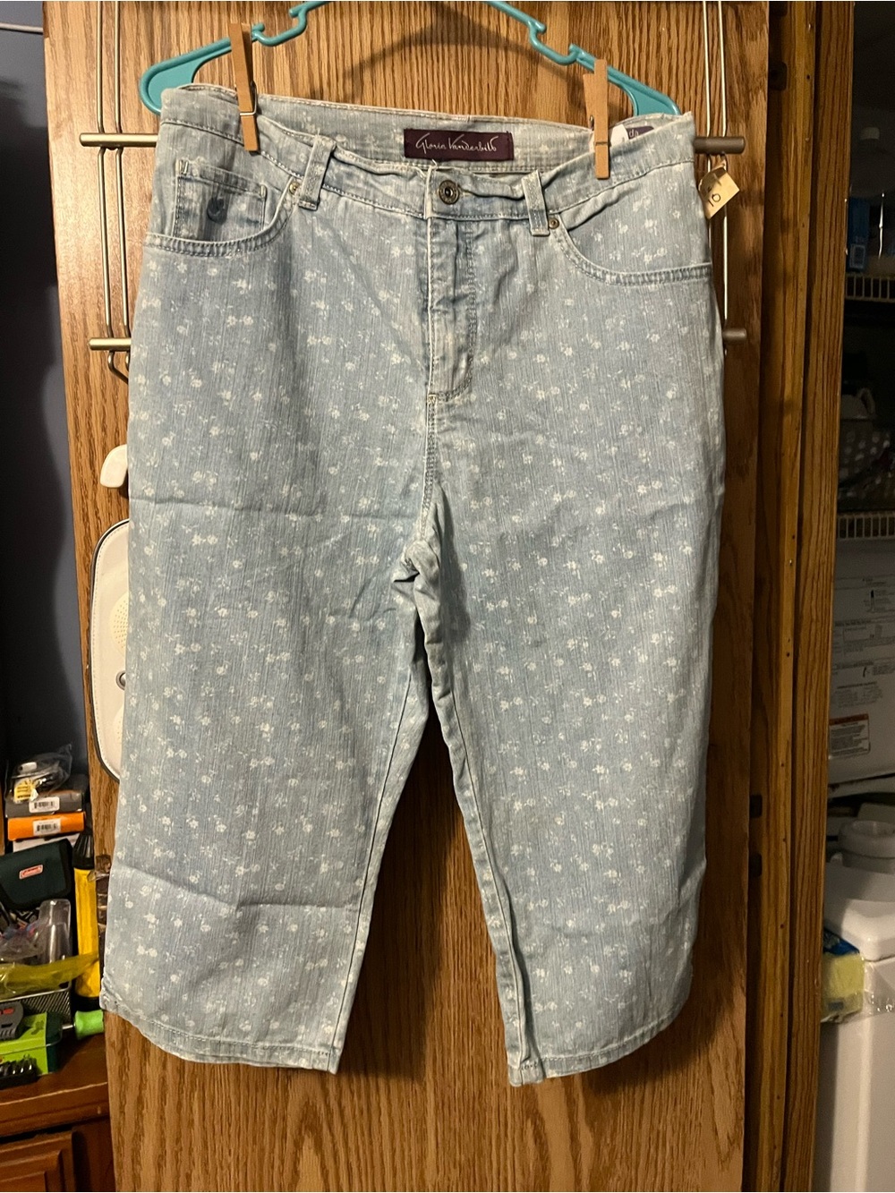 Gloria Vanderbilt Light Blue Floral Capris